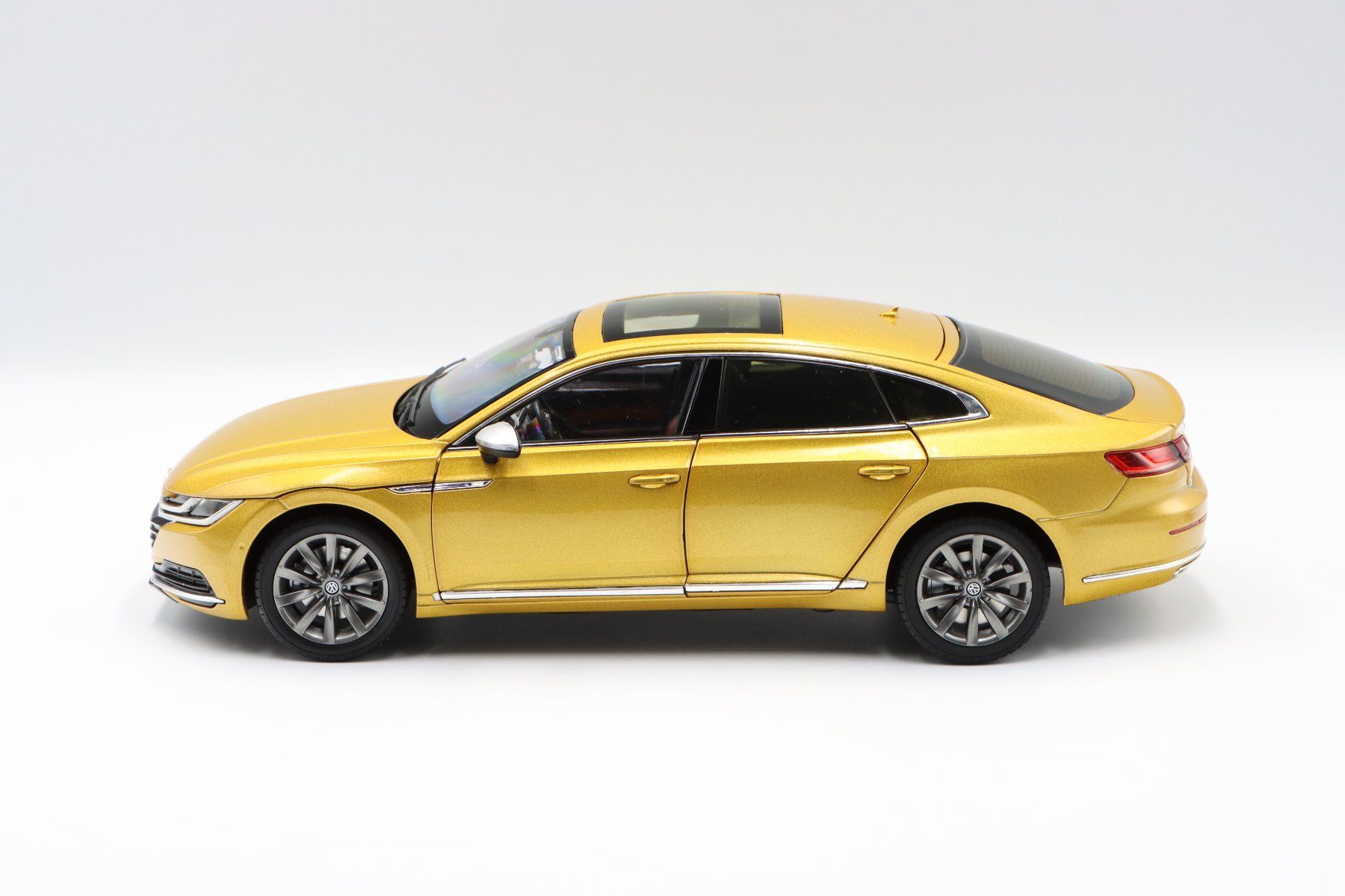 Volkswagen Modellini d'auto: VW Arteon CC 2018 1:18 Paudi Model – Nuovo e nell'imballaggio originale da Bühl b.Aarberg venduto da modelldiecast 4