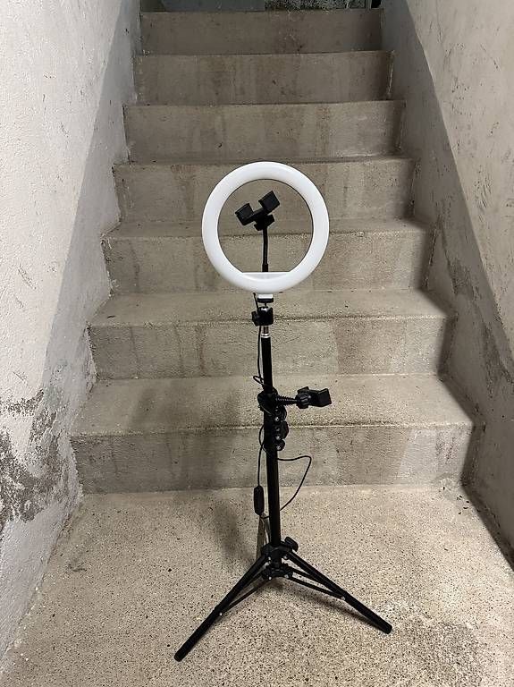 Supporti a parete: Iphone Halter mit Licht – Usato da Zürich venduto da Hanglooi