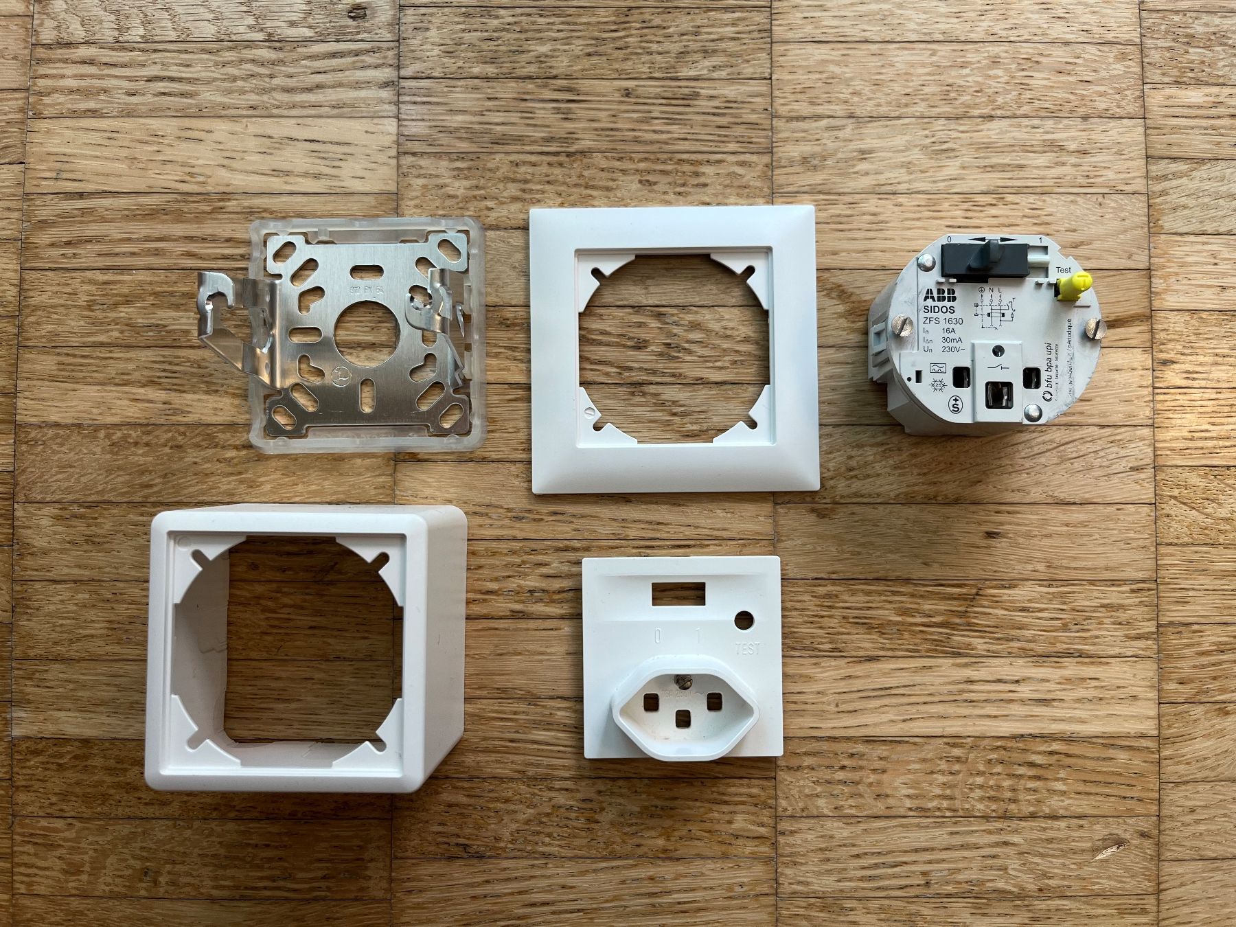 ABB Stecker: Sidos Steckdose T23 AP oder UP – Gebraucht aus bern von sanducci 2