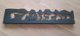 Stahl-Silhouette der Bergkette "Churfirsten" mit Wildtieren