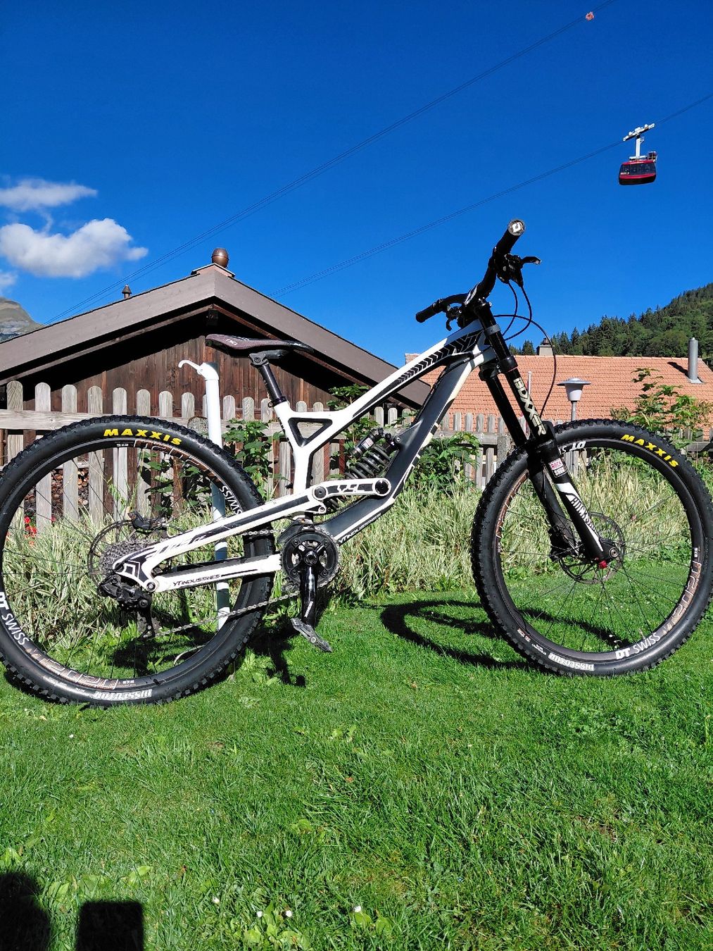 YT Vélos: YT Dh. Carbon – D'occasion à Wengen par gaborvida