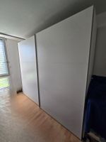 Grosser weisser Kleiderschrank