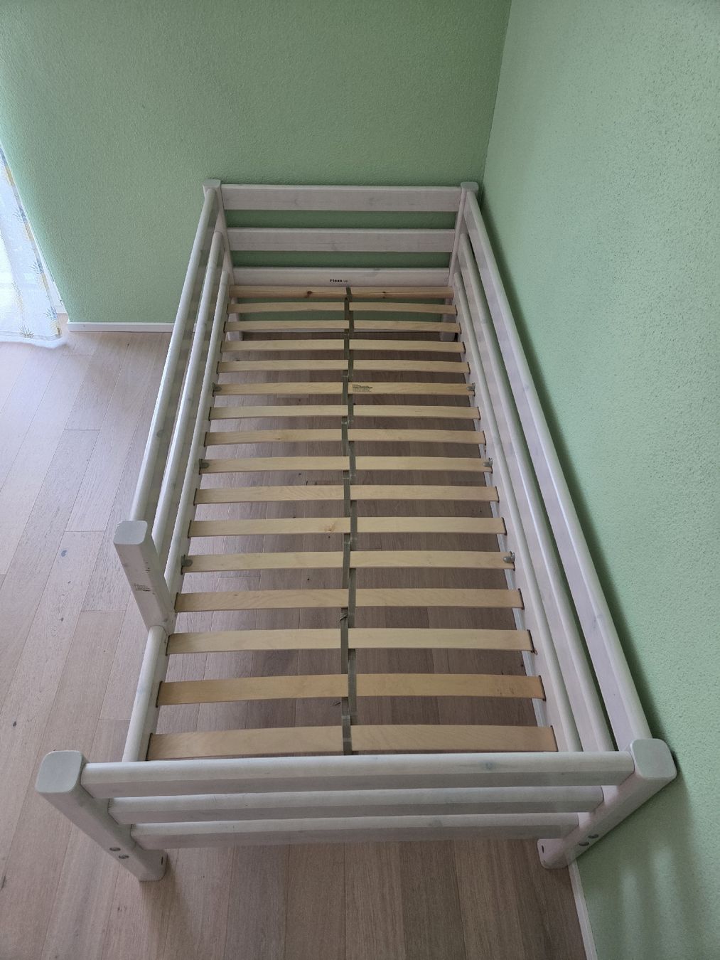 Lits: Kinderbett Flexa Holz weiss mit Rausfallschutz, gebraucht – D'occasion à Hinwil par Jessica13 1