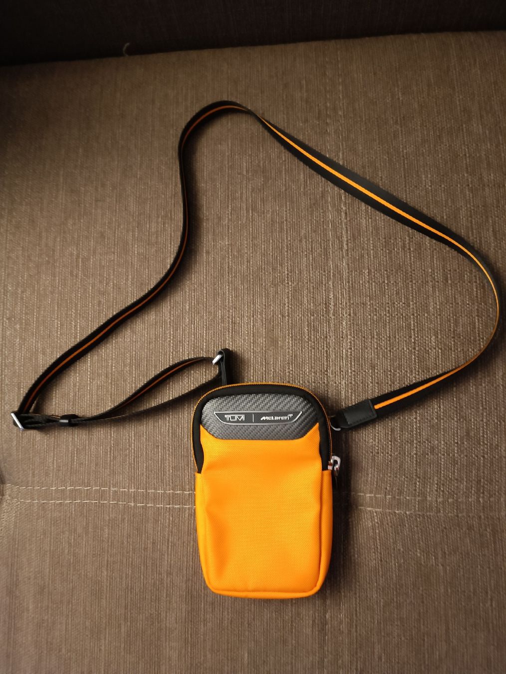 Tumi Taschen: TUMI McLaren Fuel Small Crossbody Jubiläumsausgabe – Neu (gemäss Beschreibung) aus Pfäfers von Gadonis 1