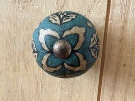 Vintage Möbelknopf, Keramik, türkis mit  Blumenmuster