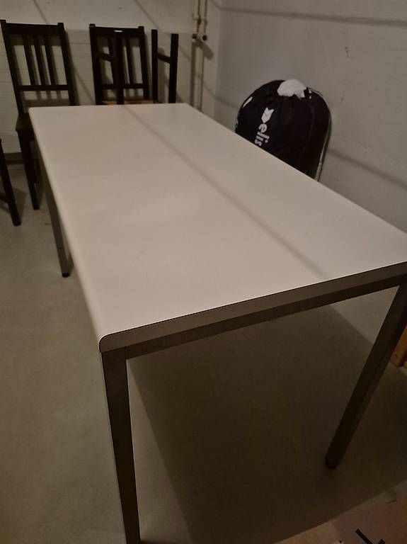 Chaises: 4 Holzstühle und 1 Tisch gratis – D'occasion à Unterentfelden par Mo.St 1