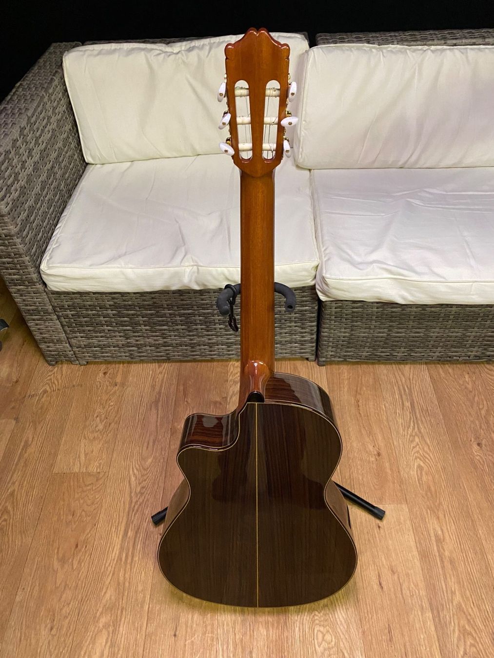 Strumenti musicali: Cuenca Accoustic Guitar – Nuovo e nell'imballaggio originale da Schönenwerd venduto da Bryna2002
