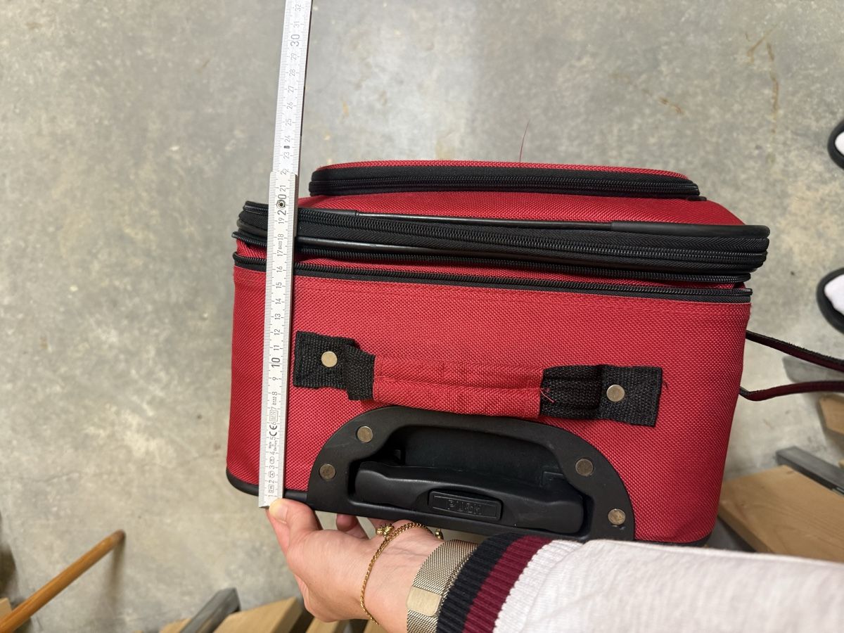 Valigie: Roter Koffer Trolley Handgepäck – Usato da Weiach venduto da DanielaCecillia 3