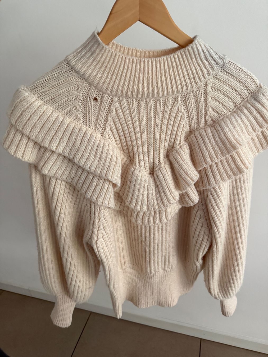 H&M Pullover & Sweatshirts: Pull d’hiver avec volants – Gebraucht aus Sion von Mazarine_