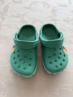 Grüne Kinder Clogs mit Papagei, Gr. 23, Top Zustand!
