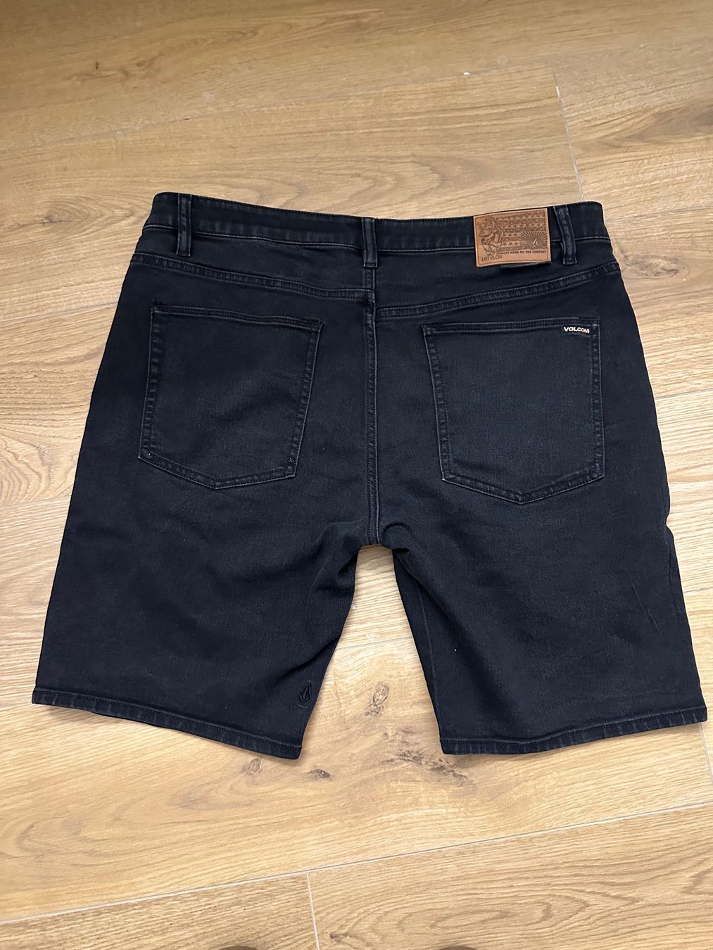 Volcom Jeans: Shorts en jean noir Volcom – D'occasion à Renens VD par Dav_Ren 1