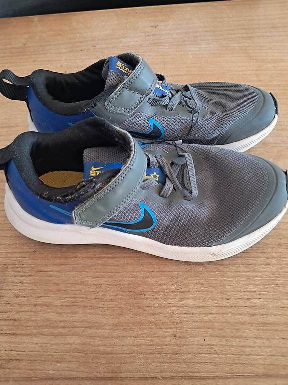 Nike Scarpe per ragazzi: Turnschuhe / Sneaker Nike Gr. 31 – Usato da Ipsach venduto da ginko24