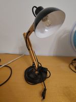Schreibtischlampe mit Holzarm und schwarzem Lampenschirm