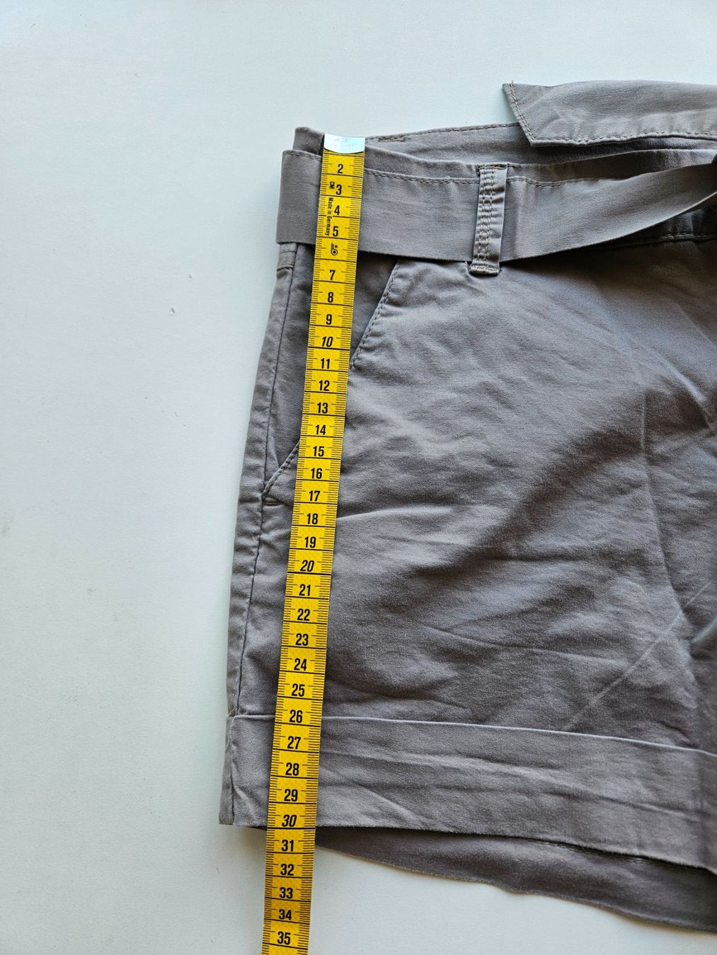 Pantaloni: Kurze Hose grau Gr.36 – Usato da Schaffhausen venduto da sabrina915 1