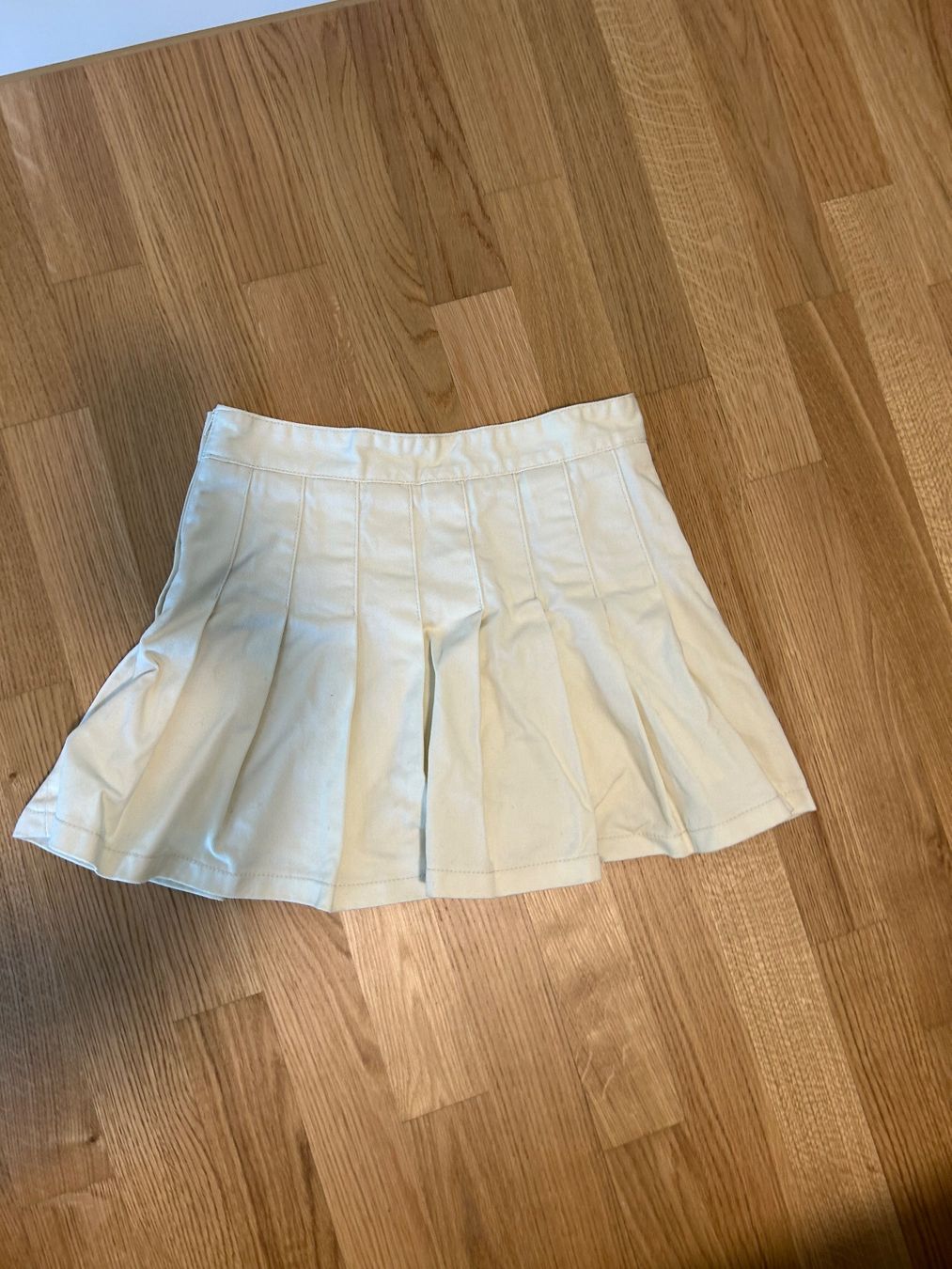 Gonne: Faltenrock hellbeige Grösse S neu – Usato da Zürich venduto da Dailychic