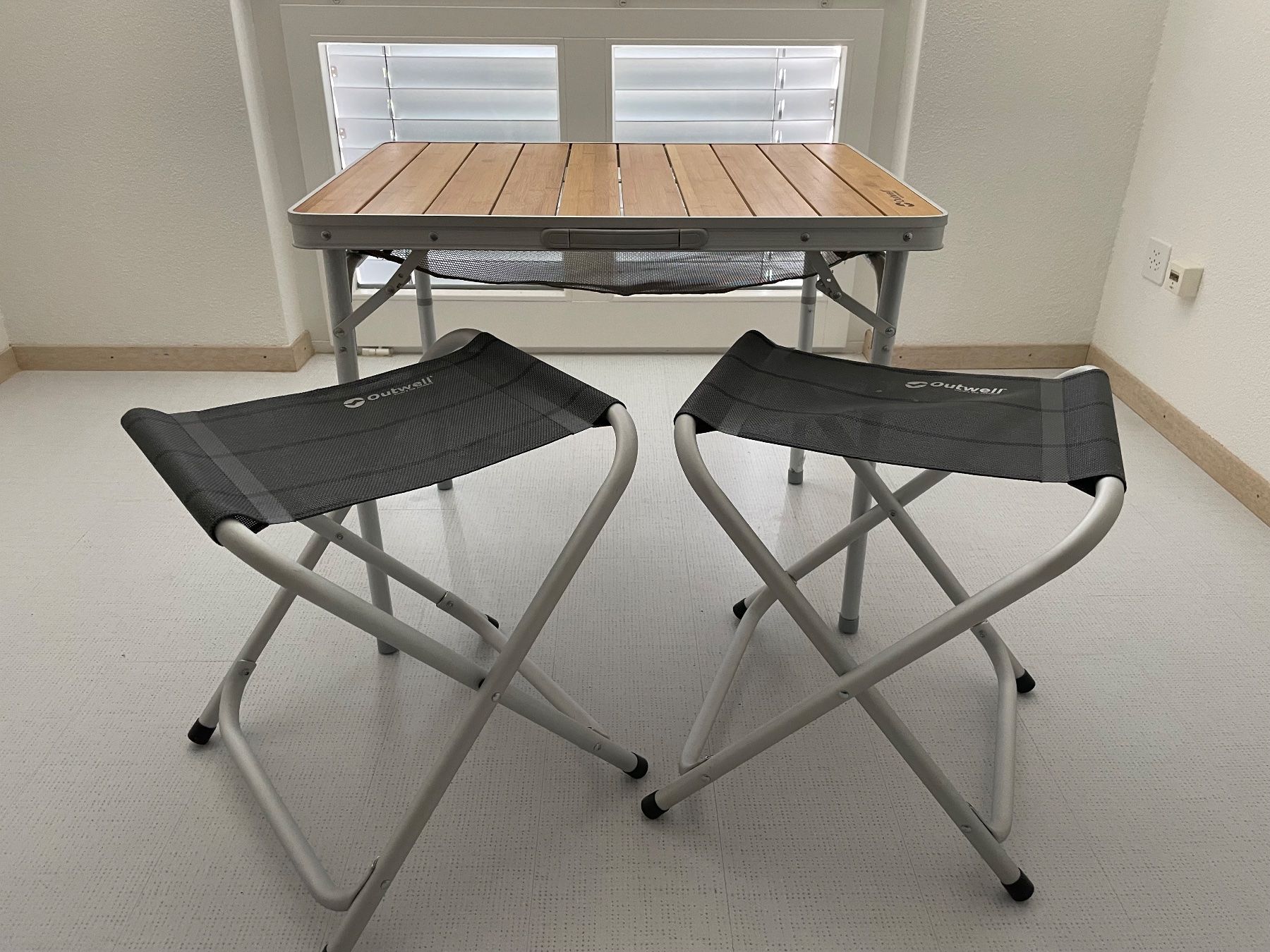 Set di tavolo e panche: Outwell Camping Klapptisch mit 2 Stühlen – Usato da Oberrohrdorf venduto da Schlossstein