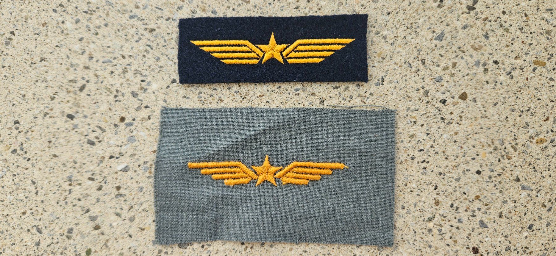 Schweizer Armee Placchette & Badge: *** Luftwaffen Abzeichen Set Tenü A *** – Nuovo e nell'imballaggio originale da Riedholz venduto da fr_sIruP