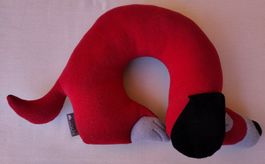 Roter Nackenkissen in der Form eines schlafenden Hundes