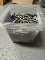 Sammelsurium Nägel und Schrauben im Behälter neu