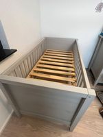 Babybett aus Holz – Grau