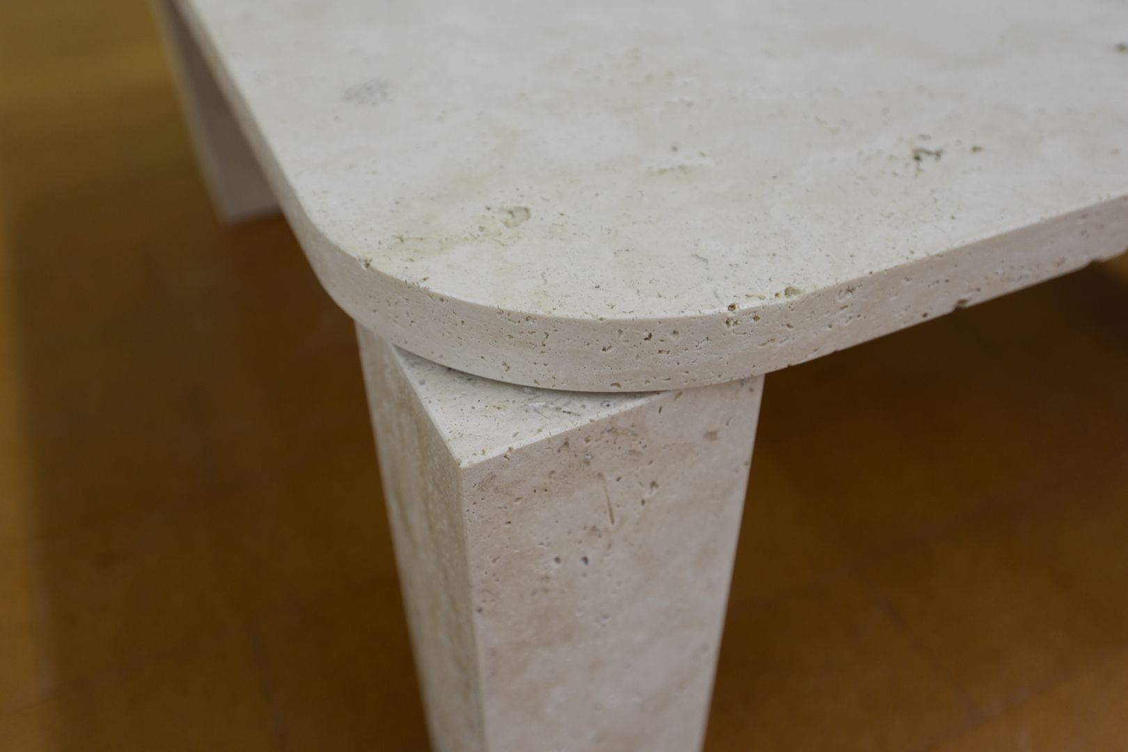 Tavoli: Designer Couchtisch Modell Atlas Travertin von New Works – Usato da Lichtensteig venduto da Polsterwerk 4
