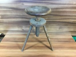 Alter runder Holz Hocker Dreibein-Hocker mit Holzgewinde