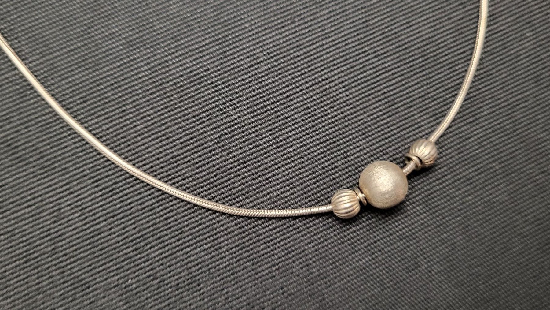 Catenine: Silber-Collier mit Kügeli – Usato da Basel venduto da spinne02