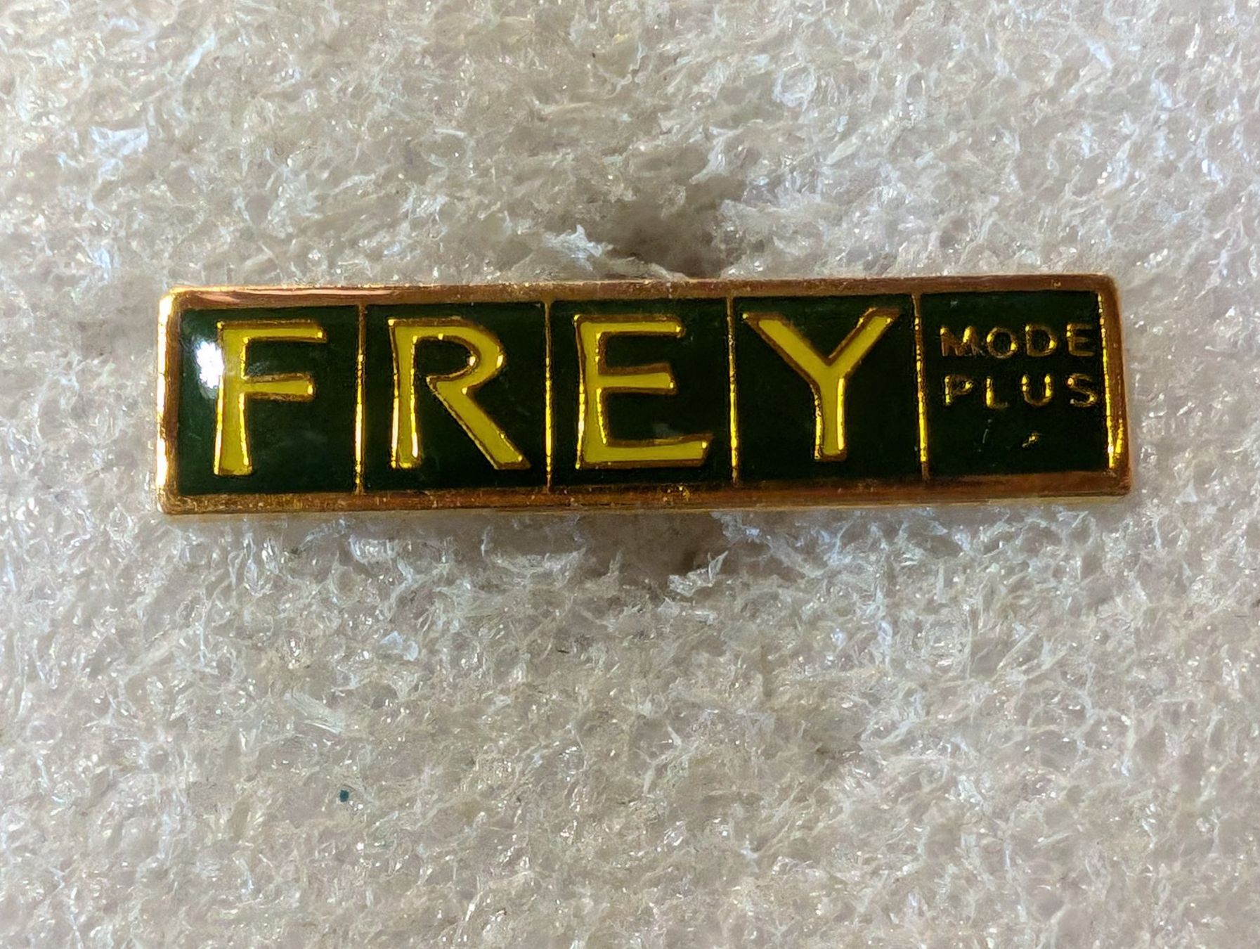Placchette & Badge: Ansteckpin 161: Frey Mode Plus – Usato da Oppligen venduto da Pin-Fall-Shop