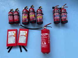 7 Feuerlöscher und 2 Brandschutzdecken