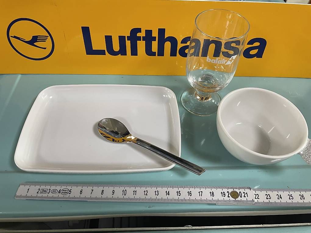 Bicchieri: BALAIR - Essgarnitur: Plate, Tasse, Glas, Löffel. mit Logo – Usato da Effretikon venduto da Bianchina2 3