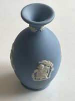 Wedgwood Vase klein blau mit Reliefdekor guter Zustand(S15)