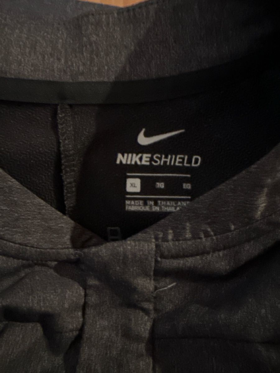 Nike T-shirt: Nike Shield Trainingsshirt Gr. XL Herren  – Usato da St. Gallen venduto da mai_2lcj 2