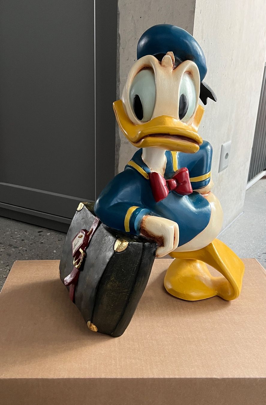 Disney Figuren: Disney, Donald Duck Figur, gross, mit Koffer – Gebraucht aus Iragna von Flips03