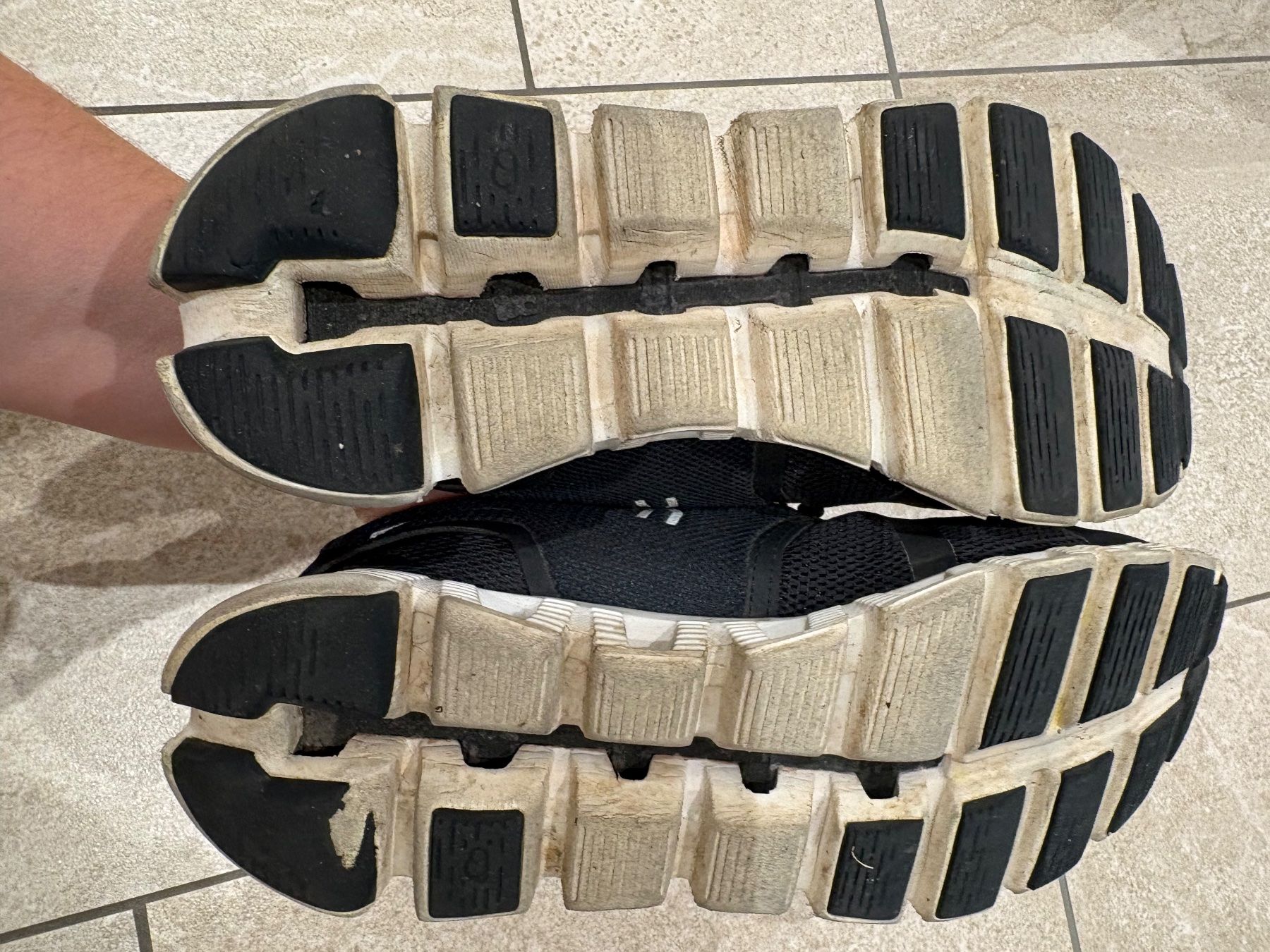 On Damenschuhe: On Cloud Laufschuhe 37.5 gebraucht – Gebraucht aus Niederbuchsiten von Mer75 1