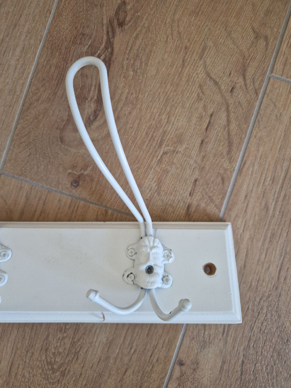 Garderobe: Garderobenleiste Holz weiss – Gebraucht aus Eschenbach SG von SanFranciscoCalifornia 2