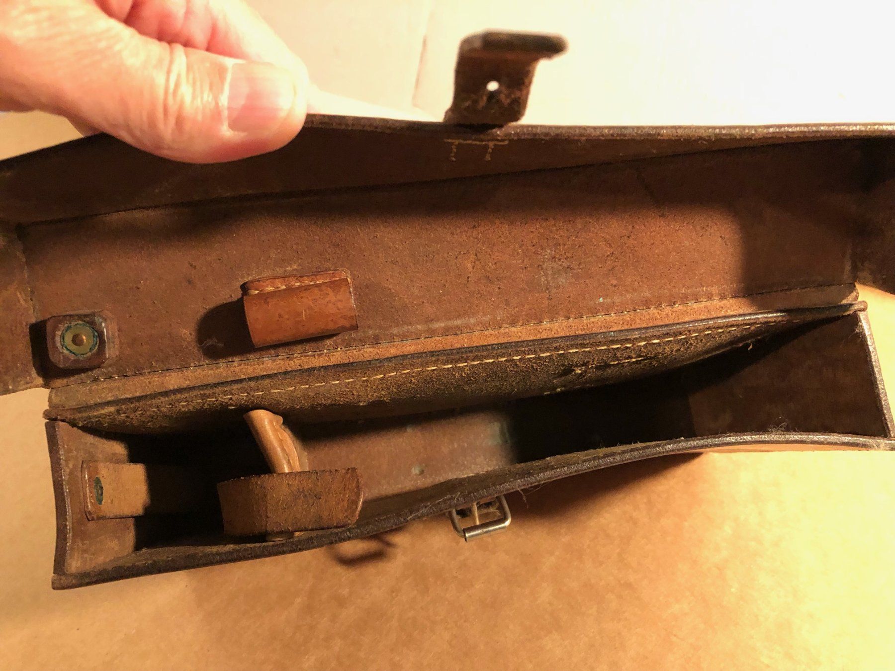 Schweizer Armee Borse: Militär Leder-Gürteltasche 1932 – Usato da Gümmenen venduto da Ug6 2