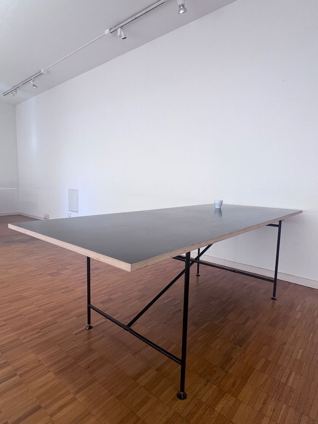 Richard Lampert Bureaux: Tischgestell Eiermann mit Tischplatte aus Sperrholz – D'occasion à Zürich par wme_n5yf 2