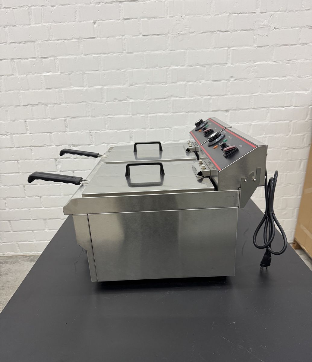 Küchengeräte: Elektro Doppelfritteuse - 10+10 Liter - 3+3 KW - Mit Ablassh – Neu und originalverpackt aus Zuchwil von mafivarotrading 2