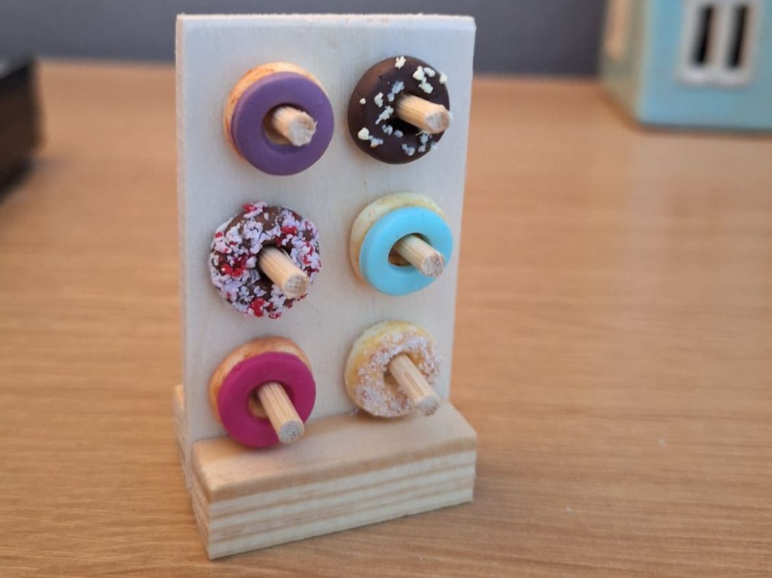Case e mobili per bambole: Donuts Ständer, Alles Handmade Ständer und Donuts – Nuovo (secondo la descrizione) da Zürich venduto da HandmadeTinyFood 6