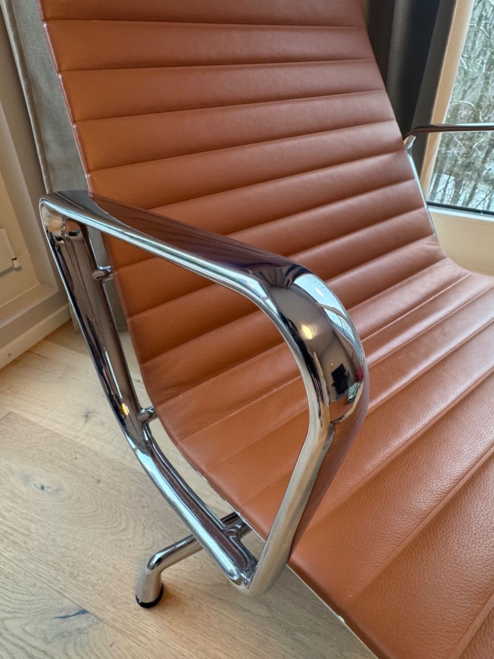 Vitra Poltrone: Vitra Eames Sessel Alu EA124 Cognac mit Ottoman EA125 – Usato da Riehen venduto da Frankauf 4