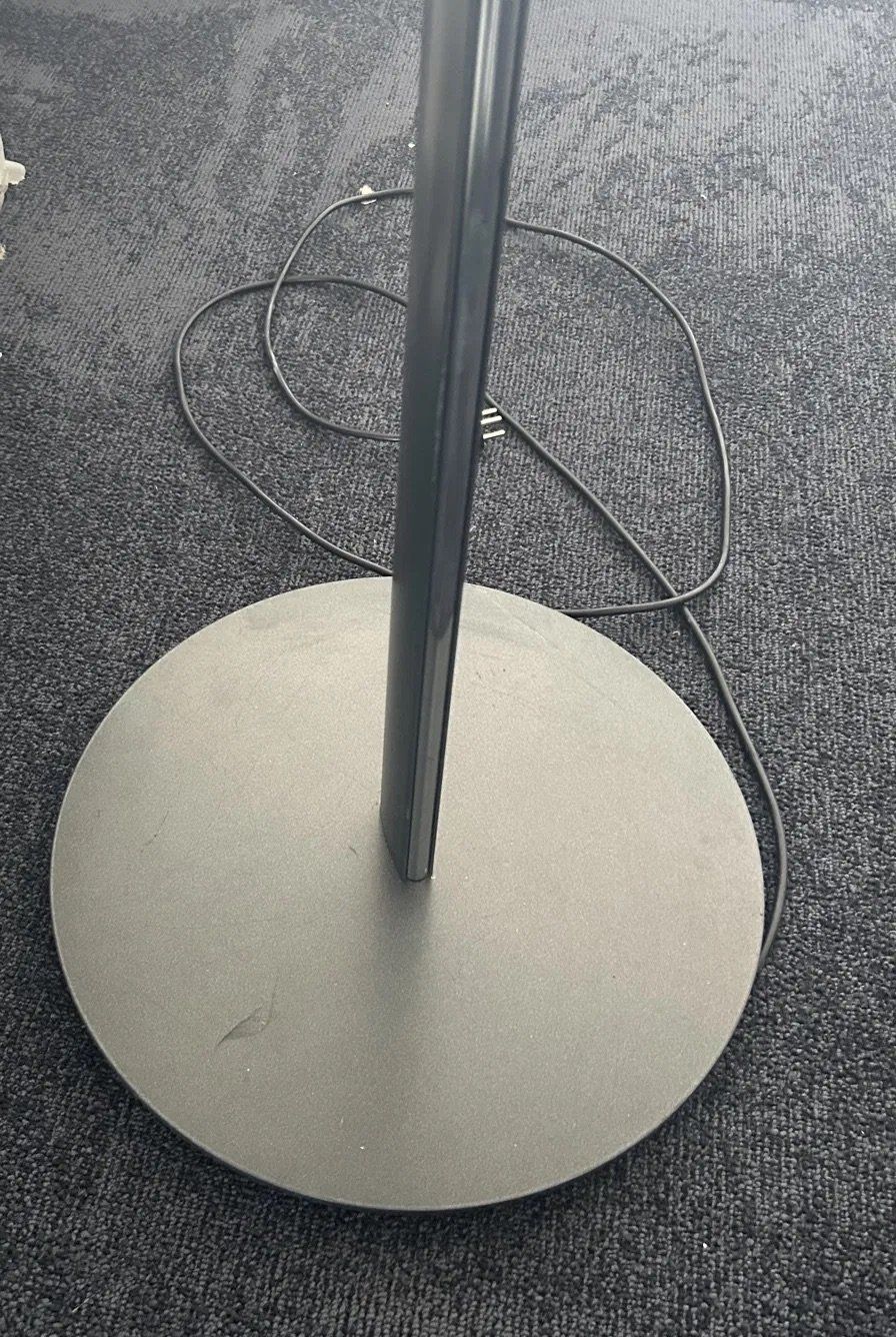 Lampade: Design-Stehlampe mit geschwungenem Lampenschirm – Usato da Wallisellen venduto da Unique_23 3