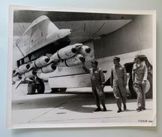 Foto einer Boeing in Vietnam beim Aufladen von Bomben