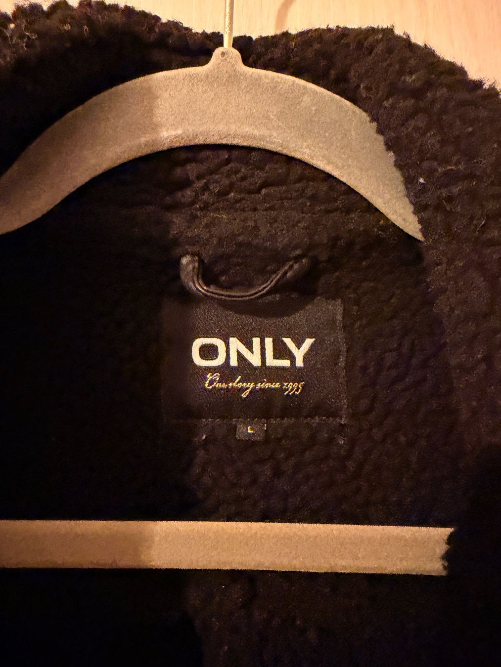 Only Jacken: Only Jacke schwarz mit Teddyfutter Grösse L – Gebraucht aus Adliswil von dor_vj6c 1