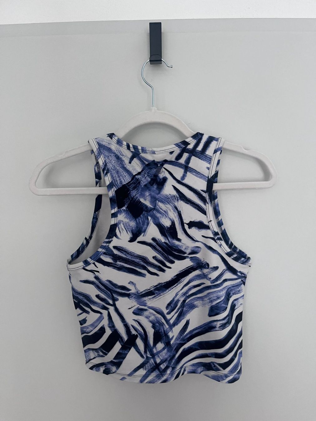 Top: Blue/white sports crop top – Nuovo (secondo la descrizione) da Zürich venduto da kry_85p7 1