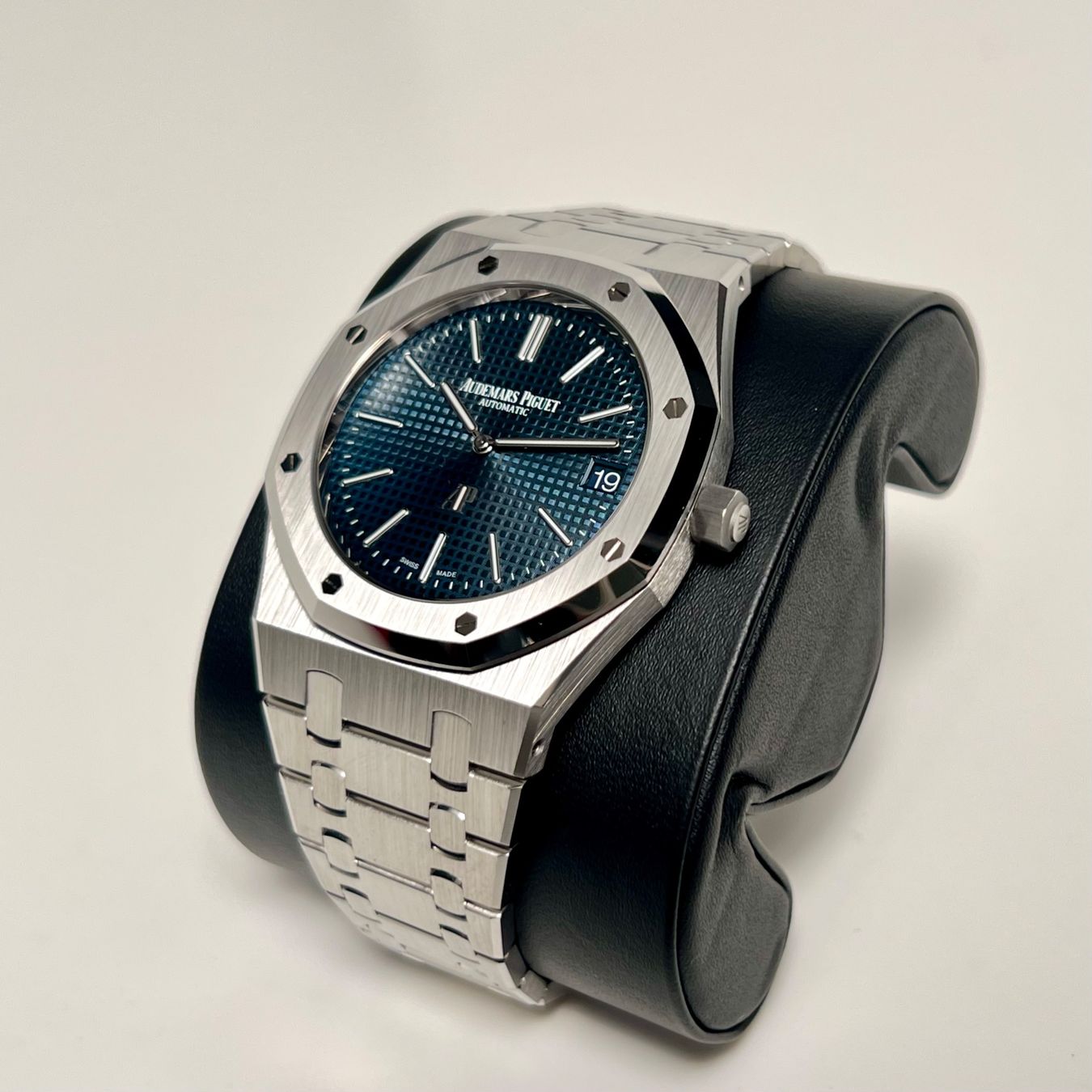 Audemars Piguet Uhren: Audemars Piguet Royal Oak Jumbo Extra-Thin Full set 2025 – Neu und originalverpackt aus Grand-Lancy von Zephyr.26 1