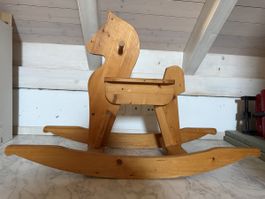 Schaukelpferd aus Holz - Klassiker für kleine Reiter!