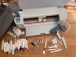 Cricut Maker 3 mit sehr umfangreichem Zubehör – neuwertig