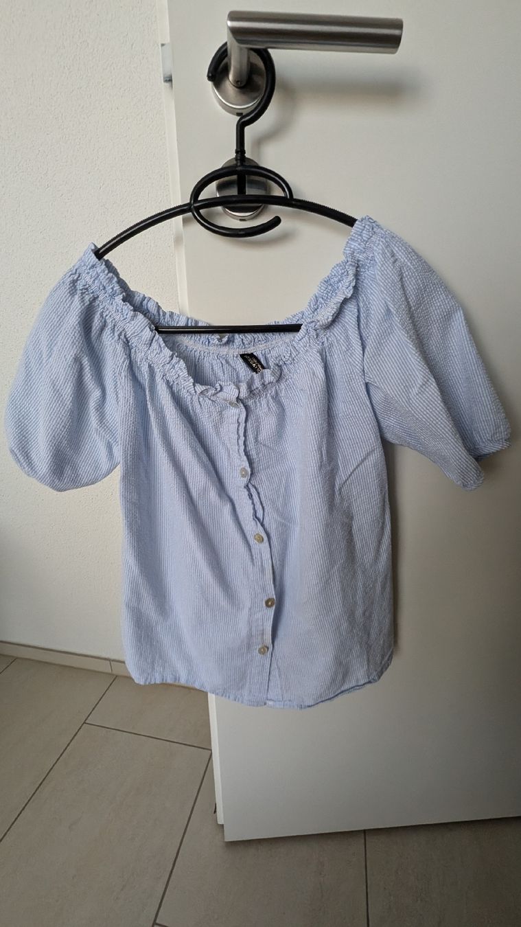 Blusen: Sommerlich luftige Carmenbluse gestreift Grösse S – Gebraucht aus Ganterschwil von Nike18