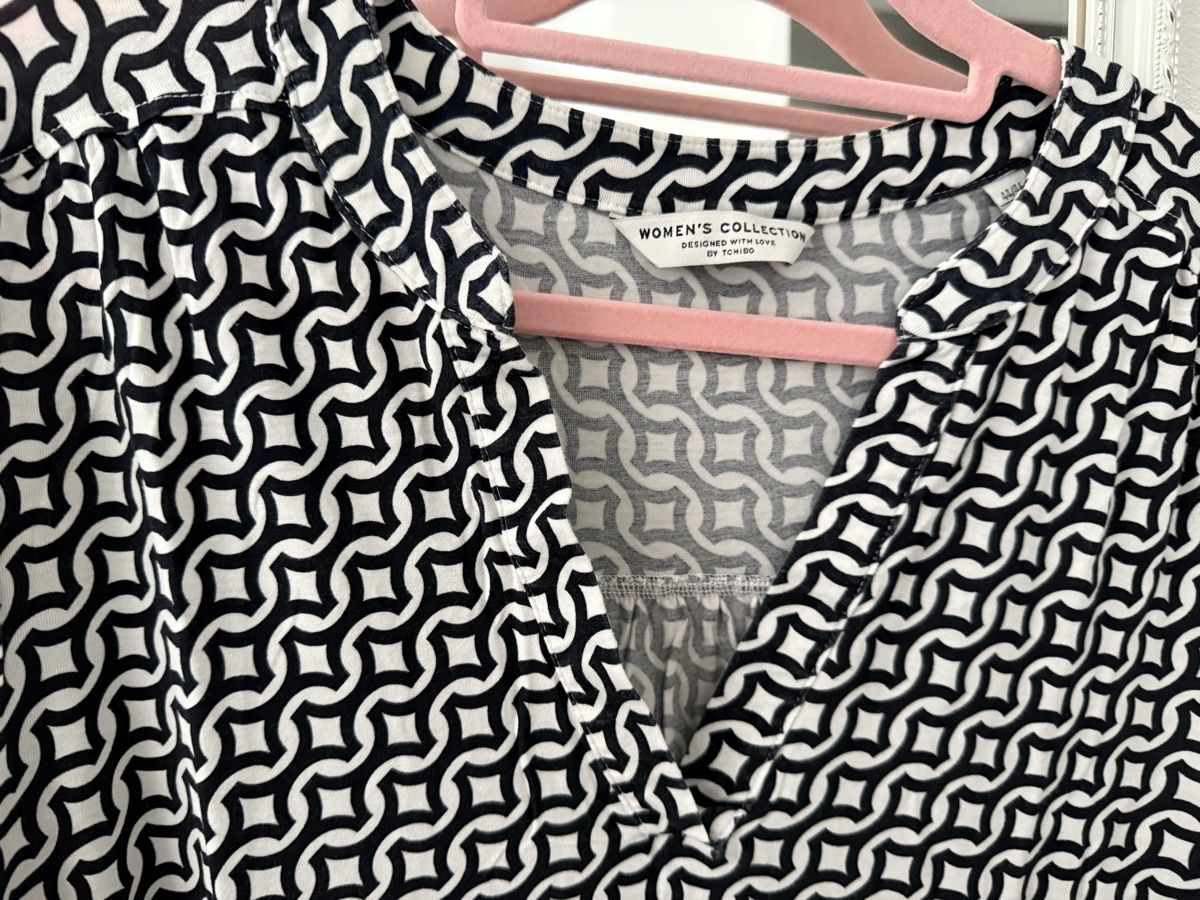 Tchibo T-shirt: Blusenshirt  Bedrucktes  Grösse 44/46 – Nuovo (secondo la descrizione) da Pfeffikon LU venduto da pepino17 2