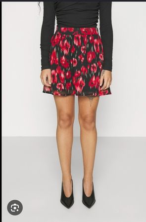Jupe  imprimée rouge noir taille XS bon état